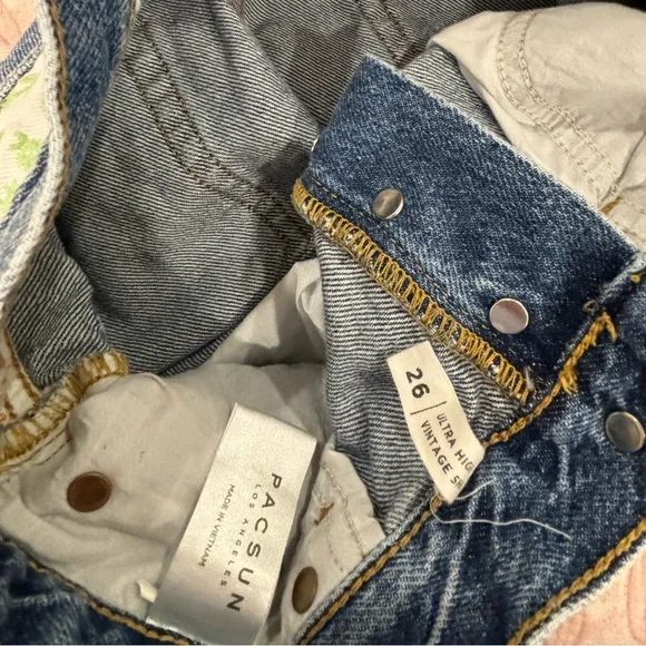 Pacsun Mid rise jean shorts! SIZE 26 - Picture 3 of 3